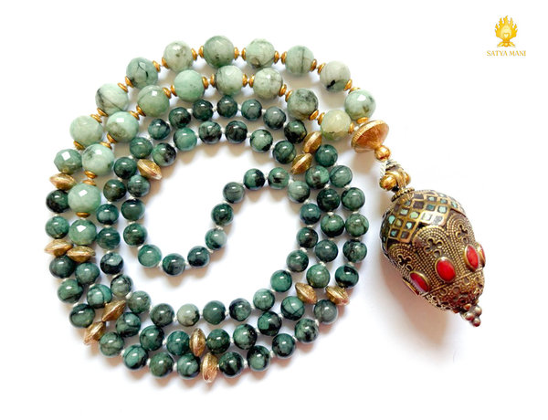 Mala aus Smaragd mit Tibet-Ornament